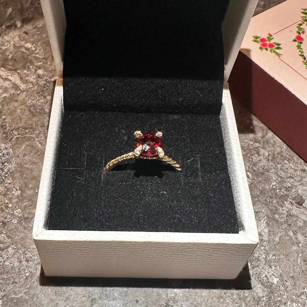 David Yurman Chatelaine® Ring in 18K Yellow Gold with Pavé Diamonds (Garnet)